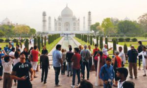 Tourists-visiting-Taj-Mahal
